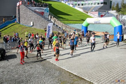 Rozgrzewka przed startem kolejnej fali uczestników/fot. Bartłomiej Kukucz - ox.pl